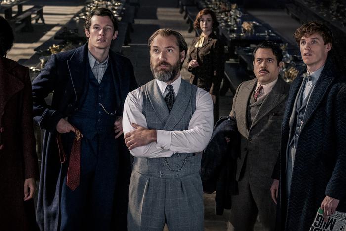 Посмотрели третью часть "Фантастических тварей", в которой так легко в трёх Дамблдорах заплутать