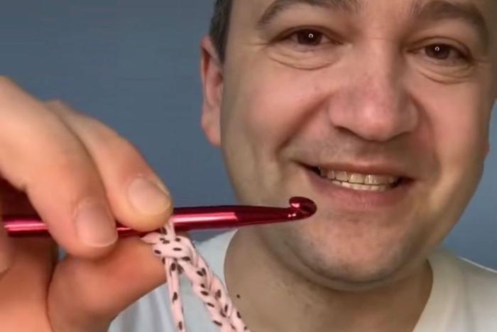 Бывший строитель решил поменять свою жизнь и стал увлечённо вязать тапочки и сумочки