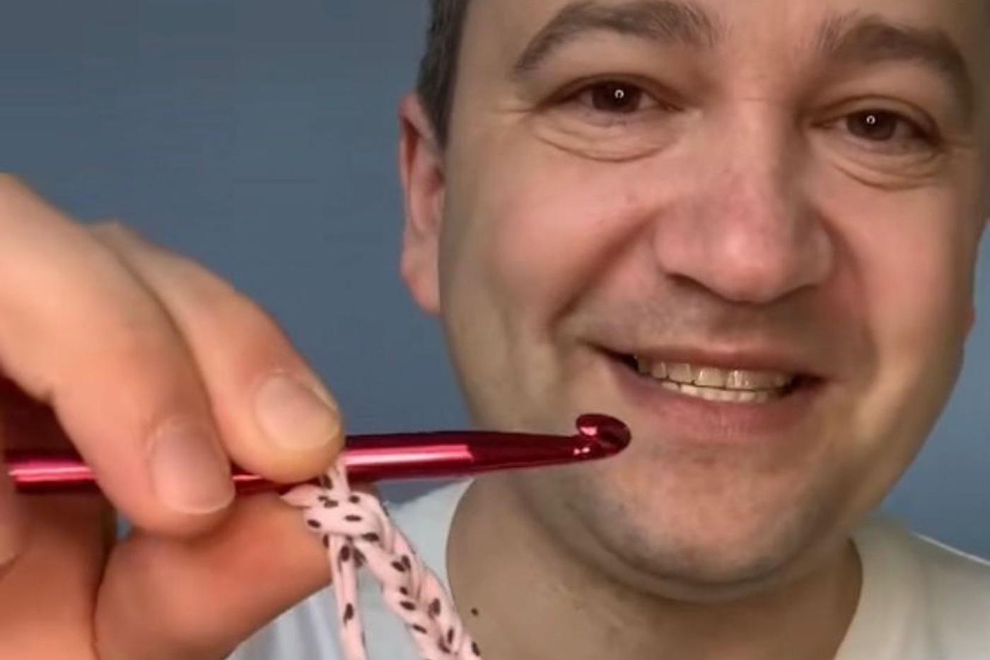 Бывший строитель решил поменять свою жизнь и стал увлечённо вязать тапочки и сумочки