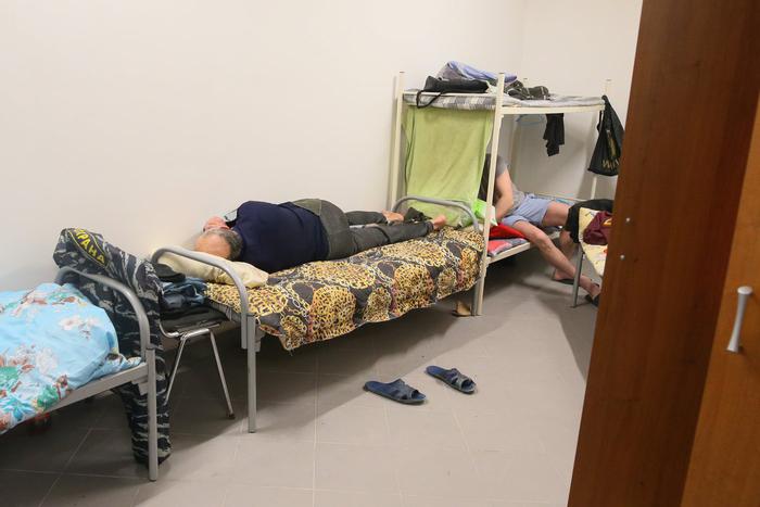 Неприятное соседство обнаружили жители двух жилых комплексов. Техпомещения паркинга превратились в ночлежки