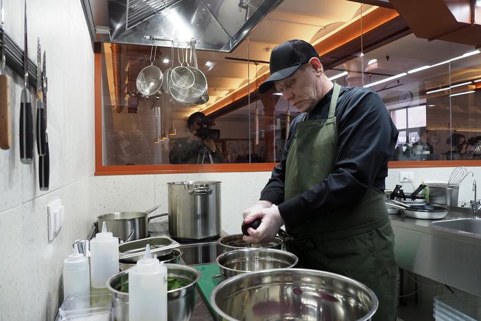 Домашняя еда от тех, у кого нет дома. В Петербурге открыли первый в РФ ресторан, где работают бездомные