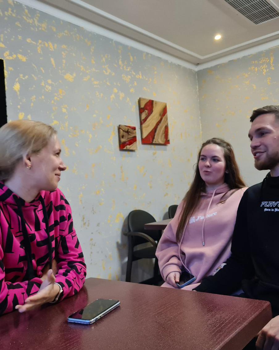 Репортёр Metro побывала в гастробаре избитого в метро Романа Ковалёва. Он рассказал, насколько успешно прошли его операции по восстановлению