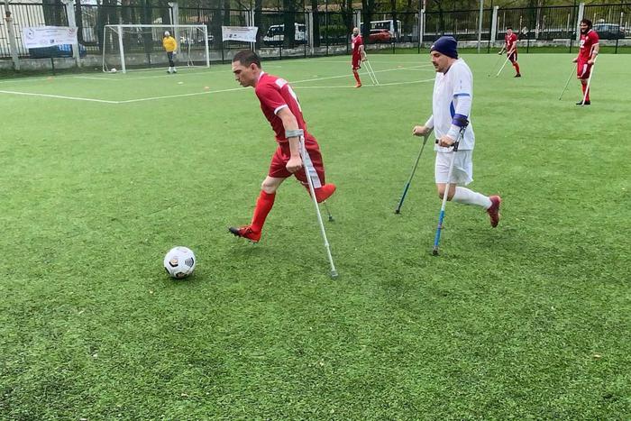 Голы можно забивать даже на костылях. Подмосковье принимает чемпионат России по футболу среди инвалидов