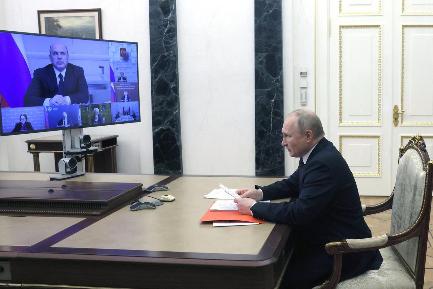 Владимир Путин на совещании с экономическим блоком.