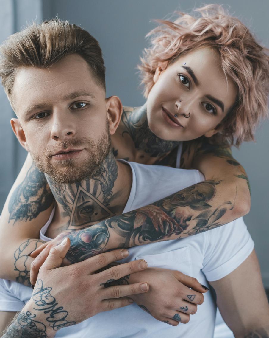 Исследователи считают, что татуировка – признак того, что человек пережил насилие. Но всё ли так однозначно? Разбираемся вместе с психологом и тату-мастерами