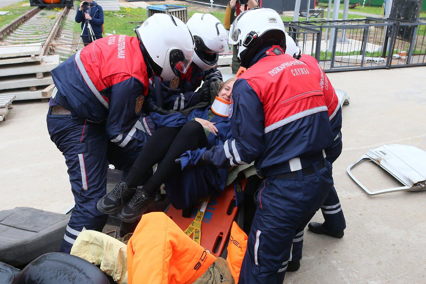 Меня поднимают на спасательный щит.