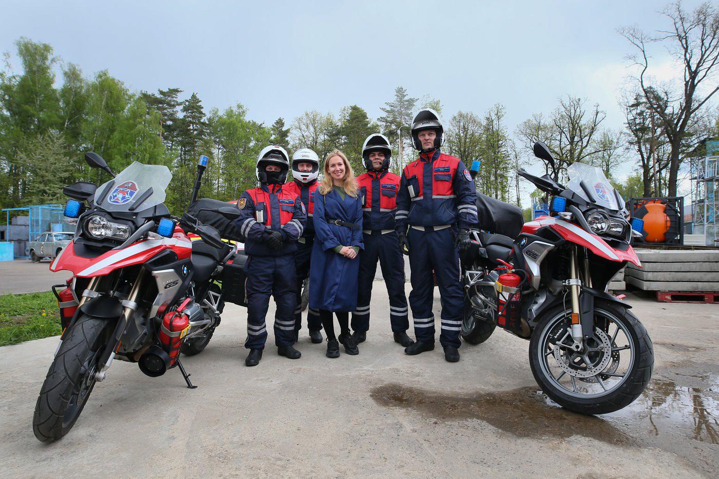 Будто с рок-группой сфотографировалась! Но эти пожарные-мотоциклисты гораздо круче, потому что они спасают наши жизни