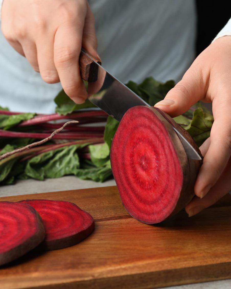 В июне появляется молодая свёкла. Самое время учиться готовить из неё нечто полезное и, главное, вкусное