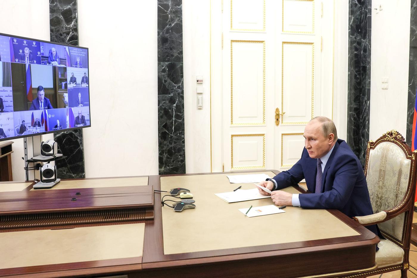 Глава государства в режиме видеоконференции провёл совещание по вопросам развития нефтяной отрасли.