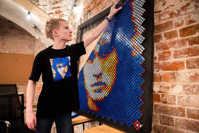Два мировых рекорда и портреты знаменитостей. Увлечение кубиком Рубика помогло школьнику войти в Книгу рекордов Гиннесса