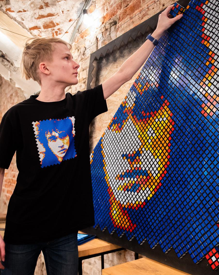 Два мировых рекорда и портреты знаменитостей. Увлечение кубиком Рубика помогло школьнику войти в Книгу рекордов Гиннесса