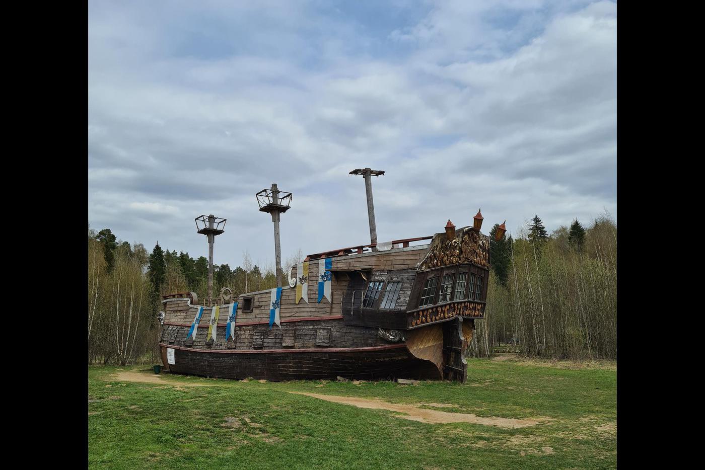 На территории киногорода стоит огромный корабль реальных размеров. Говорят, на него можно взобраться, но во время моего приезда он был закрыт
