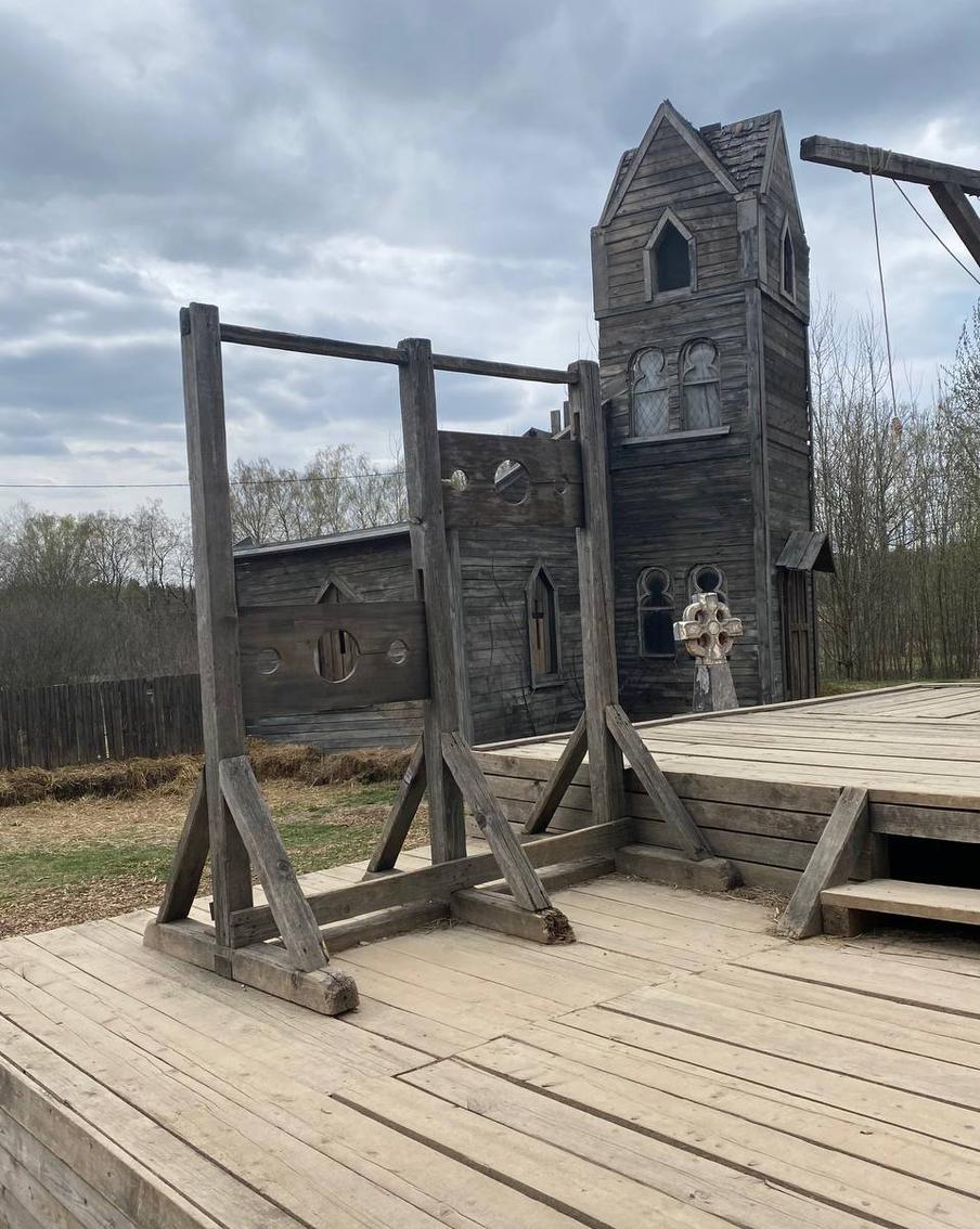 Несмотря на прозвище «города-призрака», Piligrim Porto не славится легендами и не выглядит мрачным, пускай там и установлены эшафоты