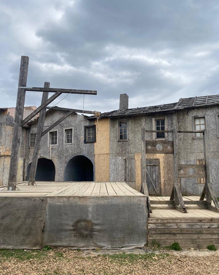 Несмотря на прозвище «города-призрака», Piligrim Porto не славится легендами и не выглядит мрачным, пускай там и установлены эшафоты