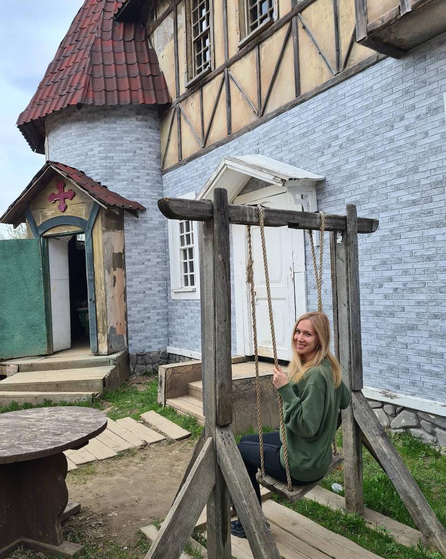 В киногородке можно даже покачаться на качелях