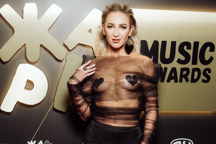 Рассматриваем "голые" наряды знаменитостей вместе с историком моды и психологом