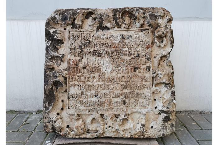 Учёные из РАН прочитали надпись на надгробии из Большого Гнездниковского переулка