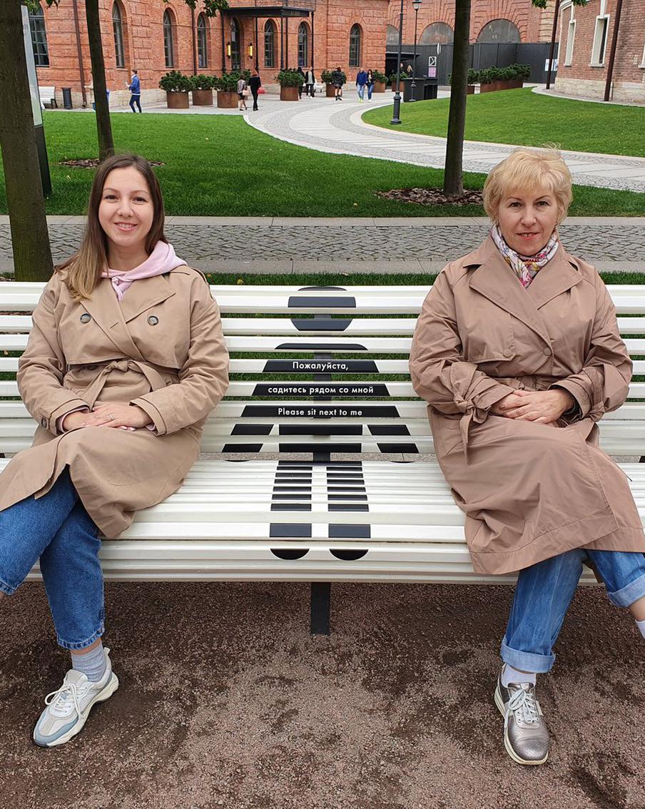 Две российские поэтессы дарят счастье и при этом зарабатывают на своём мастерстве