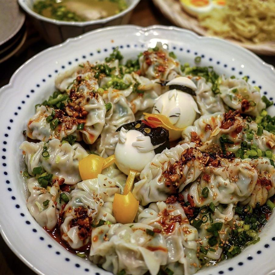 Дональд Дак посреди тарелки с гёдза.