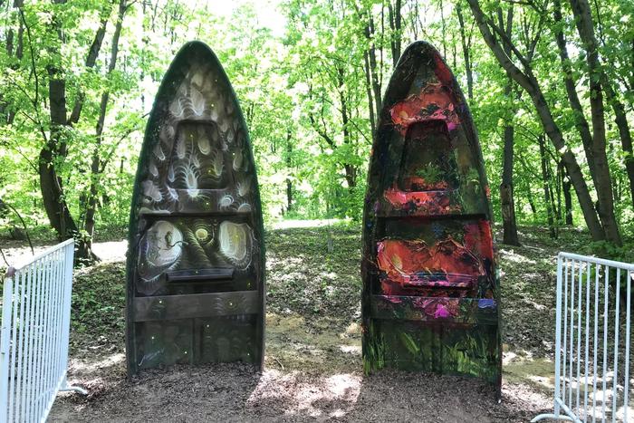 Некоторые лодки рифмуются с ландшафтом парка "Кузьминки".