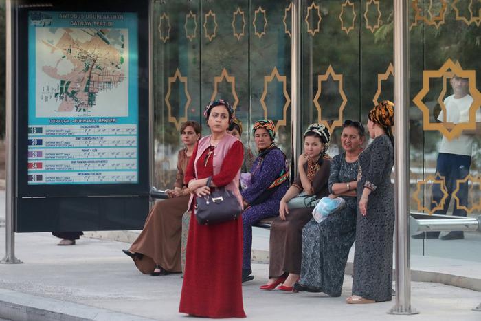 Туркменкам можно быть красивыми: поговорили с очевидцами о вводе "запрета на косметику"