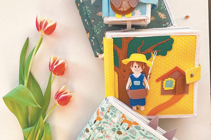 Развивающие книжки из фетра полезны как для детей, так и для их родителей. Эти "умные" игрушки помогают в развитии мелкой моторики, логики и памяти