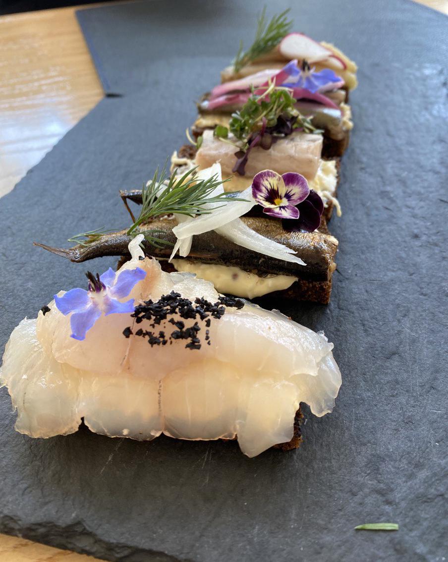 Тапас по-балтийски. Тут вам и судак, и шпроты, и угорь, а также балтийская килька и ставрида, украшенные анютиными глазками и настурциями.