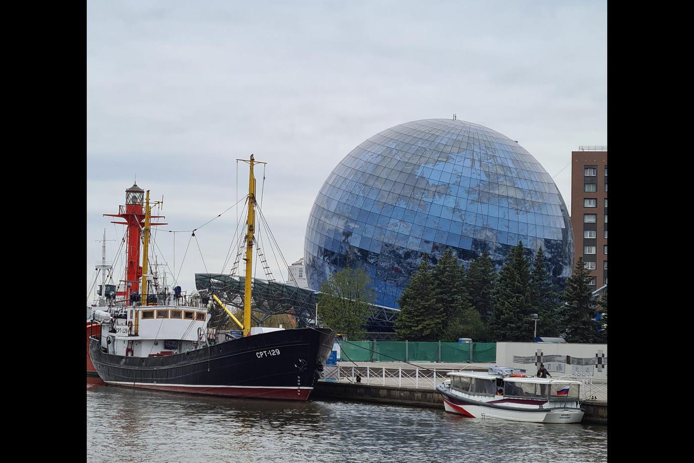 В Калининграде есть не только готические соборы, но и, например, такой стеклянный шар. Это здание будущего Музея Мирового океана.