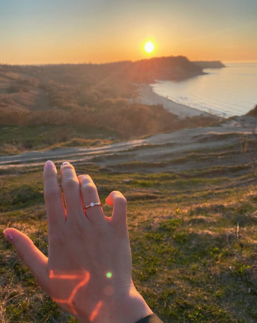 На одном из диких пляжей Светлогорска мы поймали красивый закат. Именно там я стала невестой, сказав заветное «Да!».