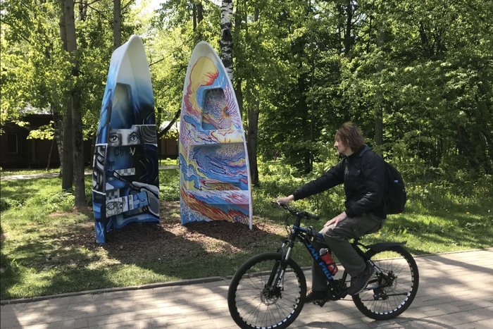 20 старых лодок обрели новую жизнь в парке "Кузьминки". Яркие арт-объекты можно увидеть вдоль Шибаевского пруда