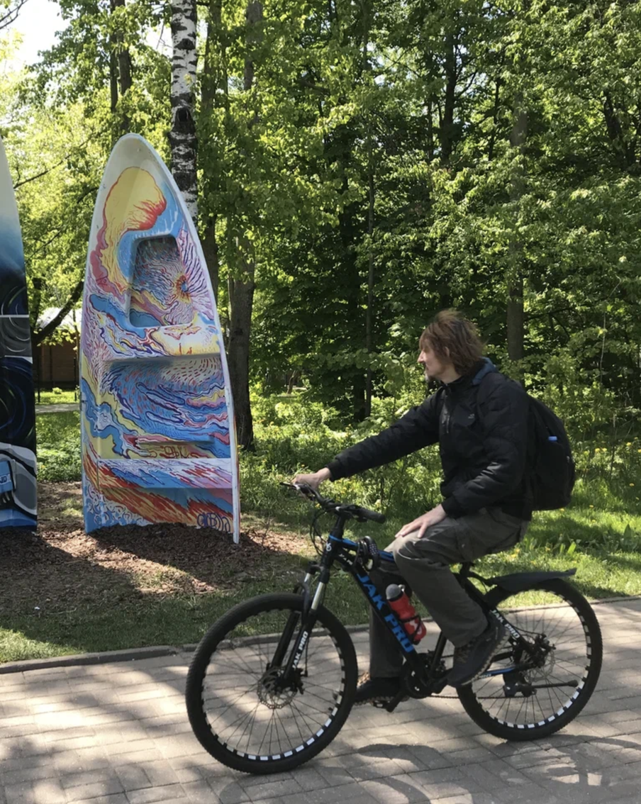 20 старых лодок обрели новую жизнь в парке "Кузьминки". Яркие арт-объекты можно увидеть вдоль Шибаевского пруда