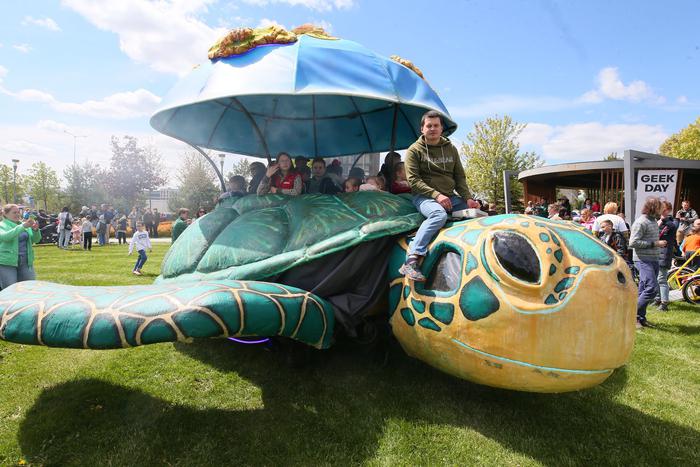 На Geek Day машина-черепаха Дыня покорила детей. Metro любовалось причудливыми электрокарами