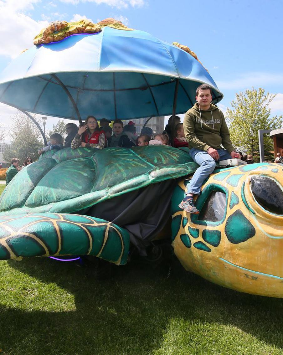 На Geek Day машина-черепаха Дыня покорила детей. Metro любовалось причудливыми электрокарами