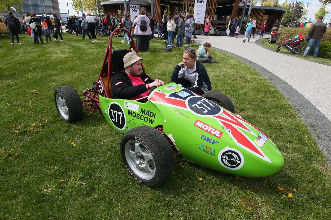 В параде Александр участвовать не стал,  а просто "выгулял" болид