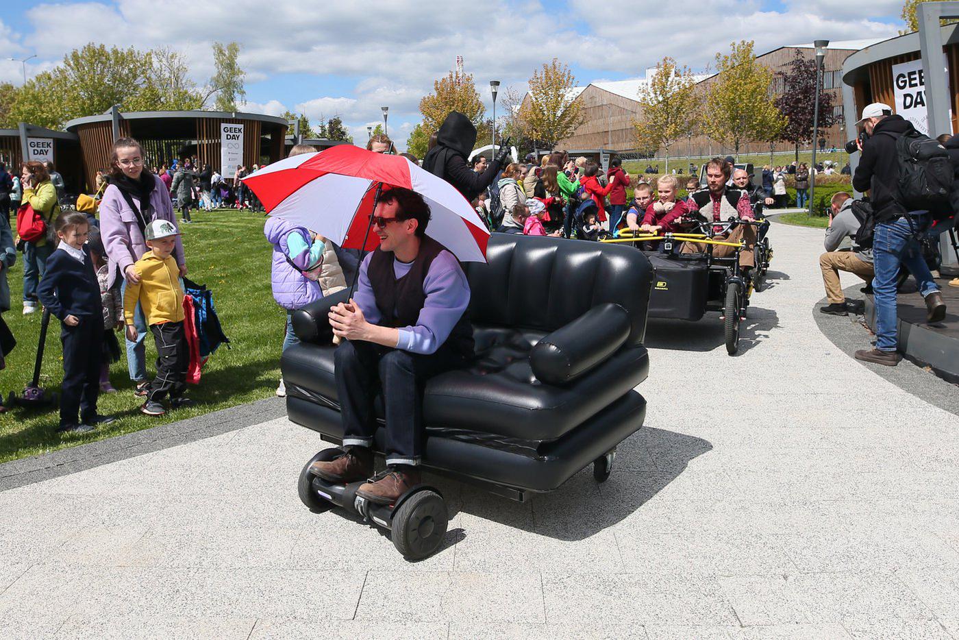 Передние колёса – это гироскутер, к нему прикреплена специальная площадка.