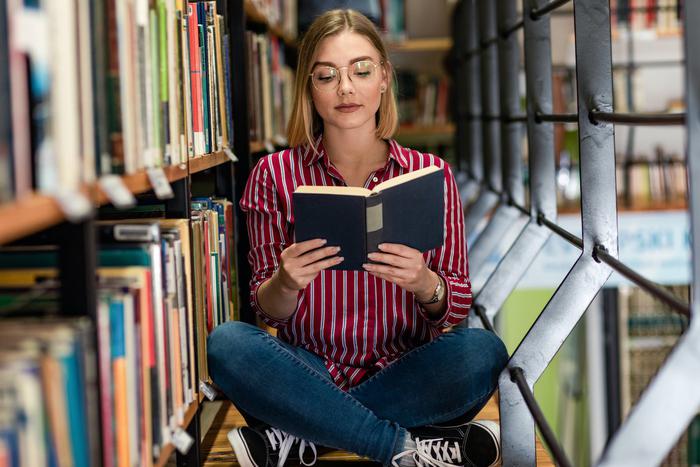 Танцы в читальном зале и прогулка с императором Петром. Жителей столицы ждёт "Библионочь"