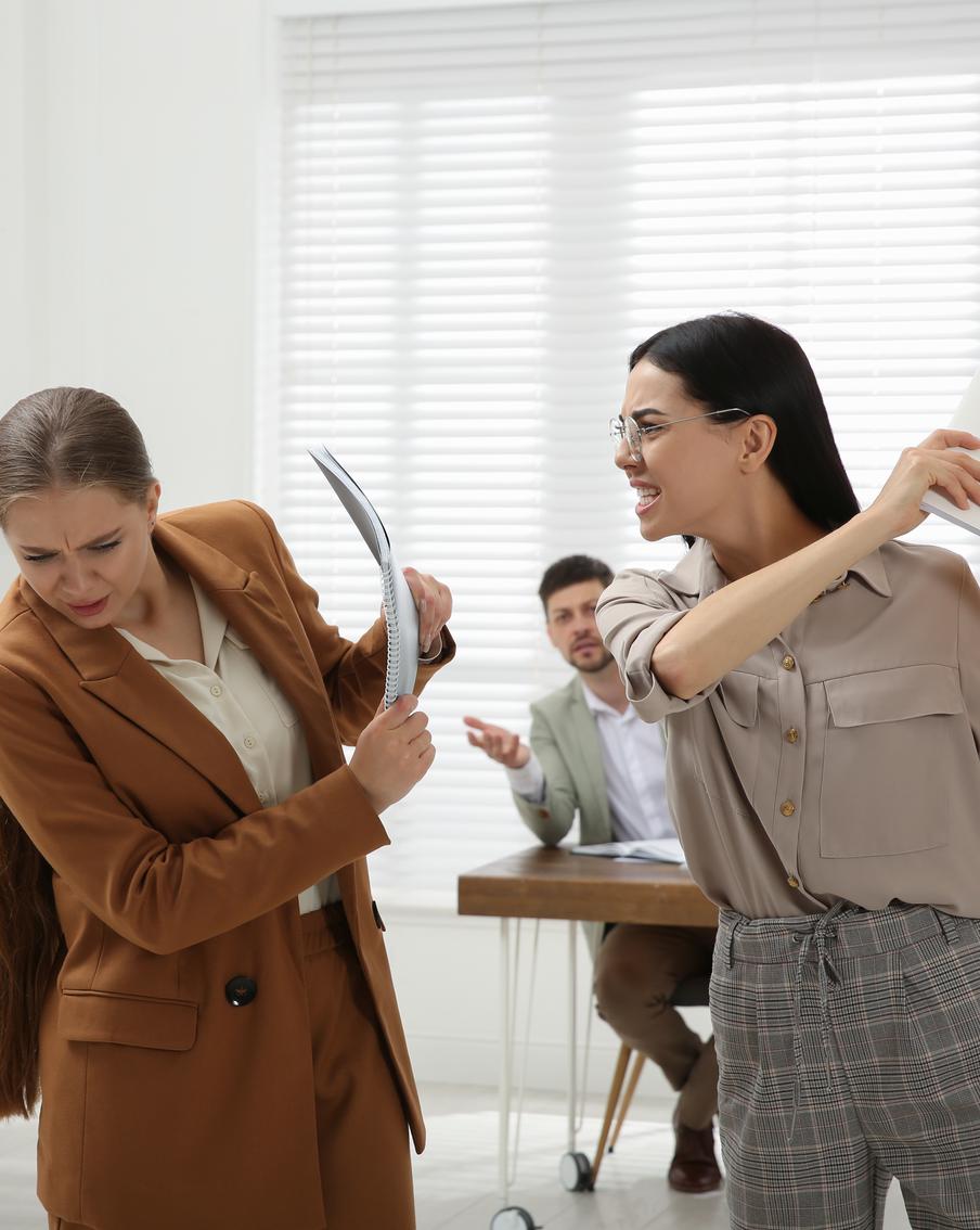 Если в офисе разрастается конфликт – в окопе от взрывной волны не спрячешься. Собрали мнения психологов, куда бежать и как действовать