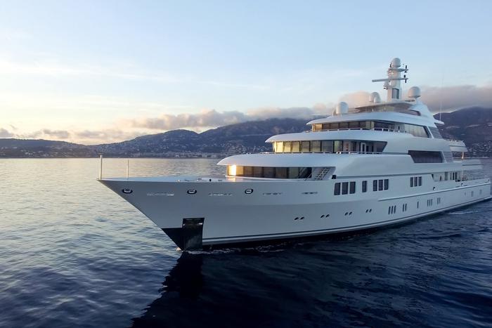 Олигархи прячут яхты, а украинцы запасаются солью. Рассказываем о последних событиях вокруг военной спецоперации