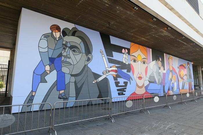 Третьяковскую галерею украсили снаружи. На фасадах здания появились новые муралы