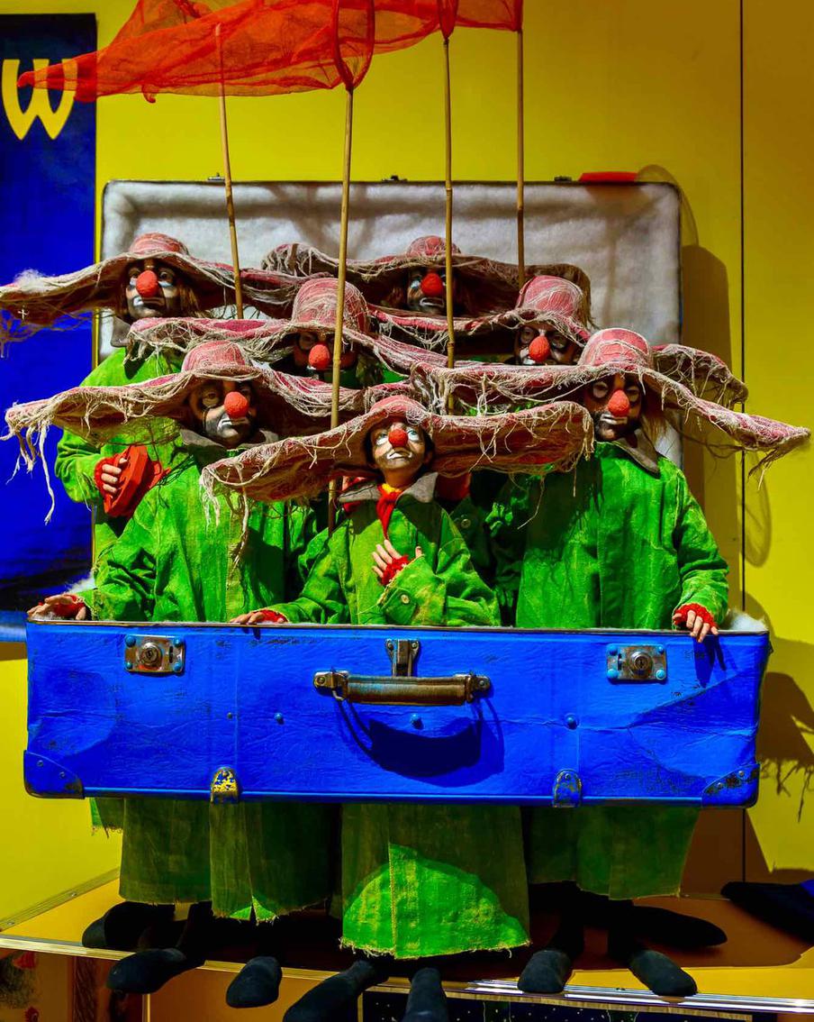 На выставке много яркого и много не яркого. Много странного и много понятного. Много чудесного и обыкновенного. Знакомого и никогда раньше не виденного.