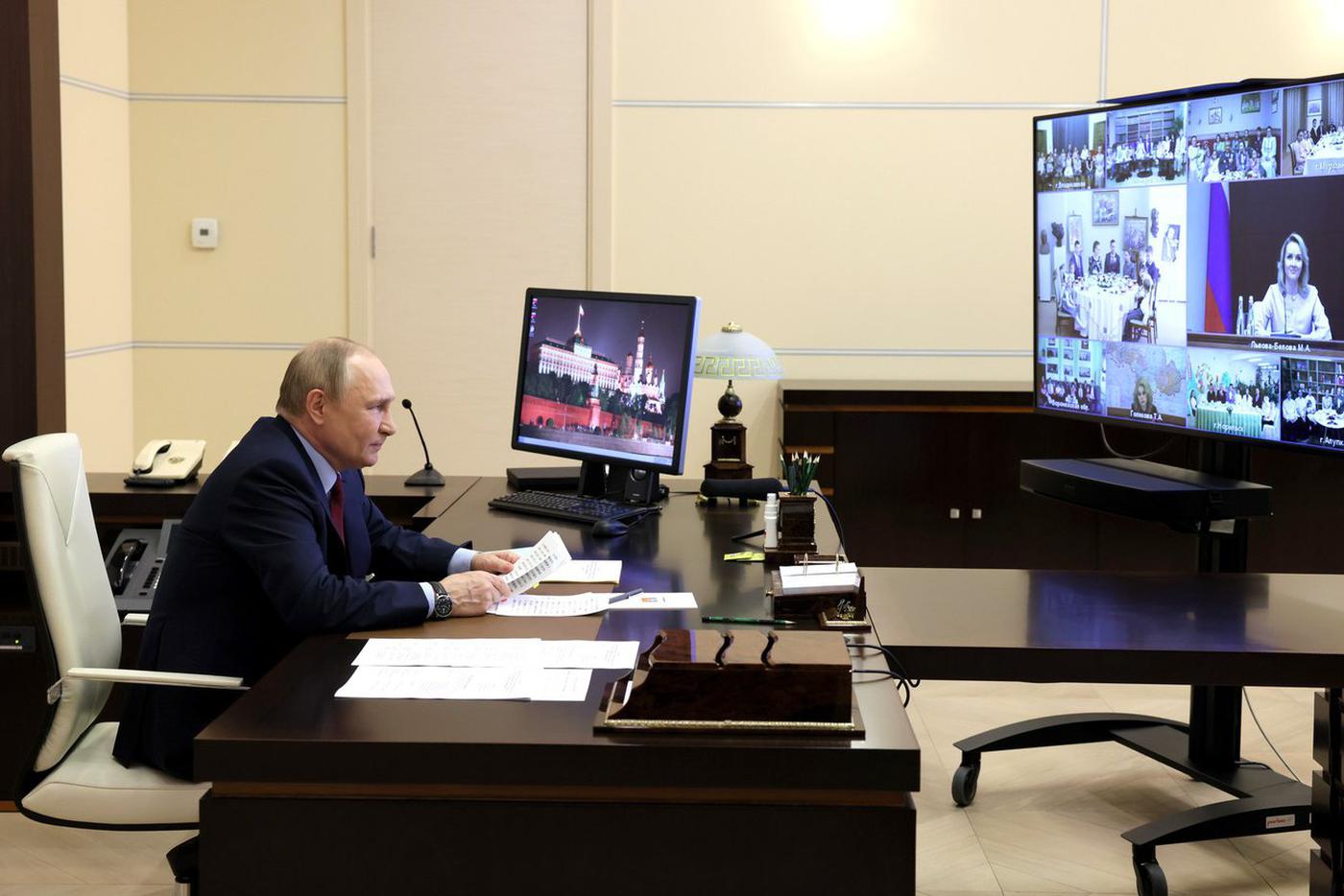 В Международный день защиты детей Владимир Путин по видеосвязи провёл встречу с семьями, удостоенными ордена "Родительская слава".