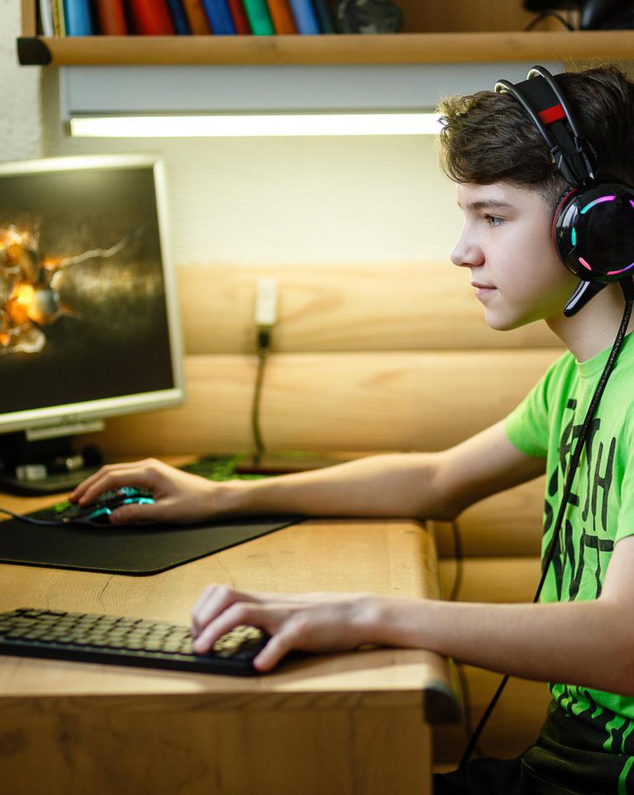 Увлечённость детей компьютерными играми родителям зачастую выгодна. Но на самом деле это очень опасно