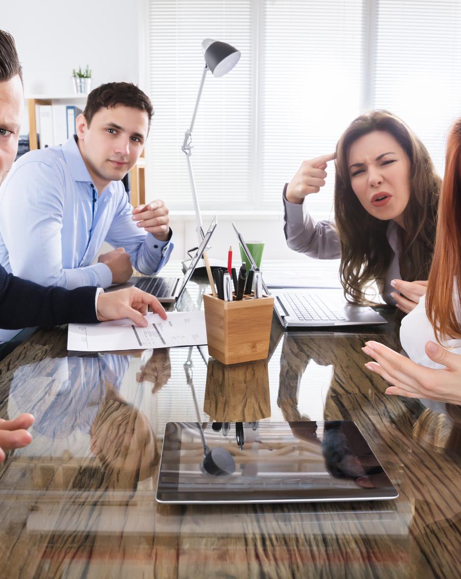 Моббинг на работе. Когда один за всех и все против одного. Выяснили вместе с конфликтологом, как спасаться в этих случаях