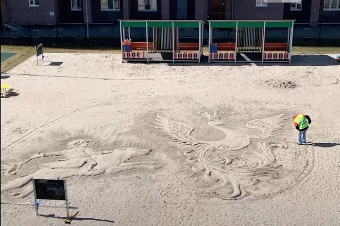 Дворник рисует сказки метлой и лопатой. Это помогает ему не только не скучать на пенсии, но и бороться с лишним весом