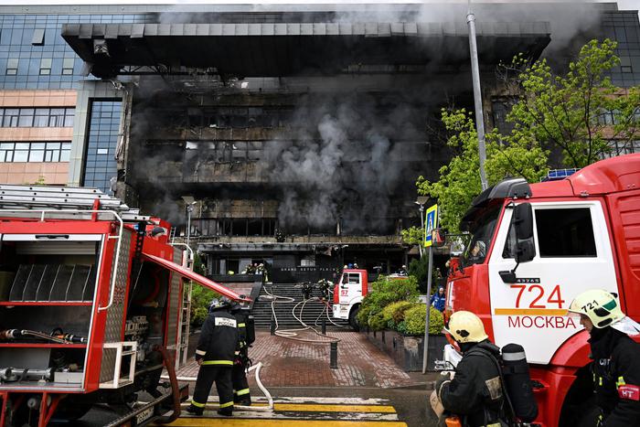 "Суматоха была, но без паники": поговорили с очевидцами пожара в бизнес-центре "Сетунь-Плаза"