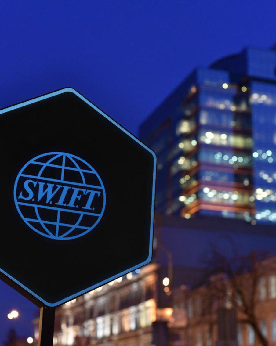 Отключение от SWIFT и "блокировка" в хоккее: какие санкции ввели против РФ за последние недели