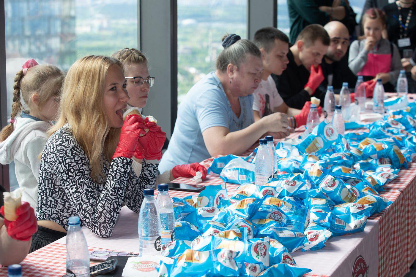 Я (слева) съела одно мороженое, и мне хватит