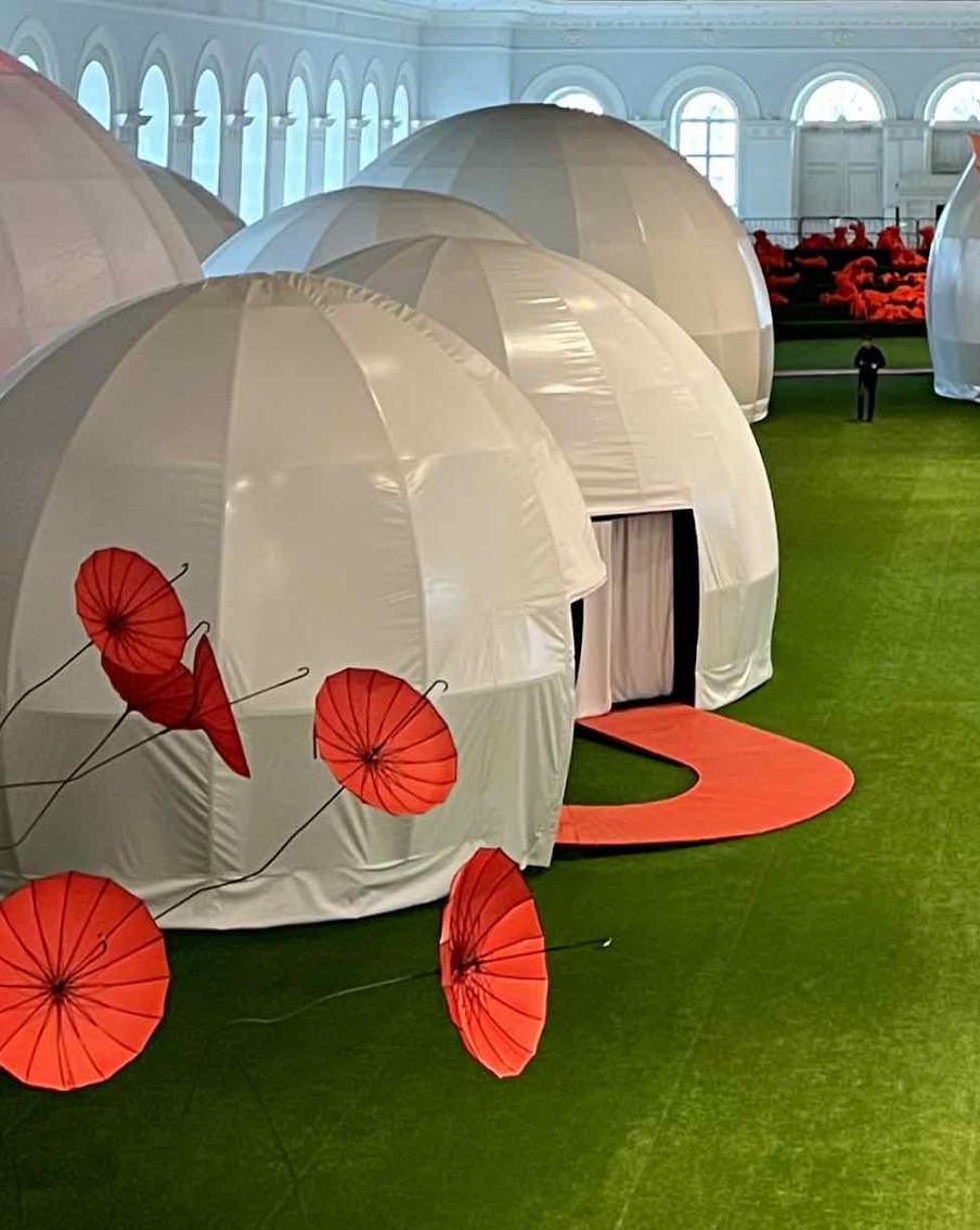 Здесь были Трикстер и гениальные дураки. Слава Полунин приглашает москвичей в свои "Волшебные замки"