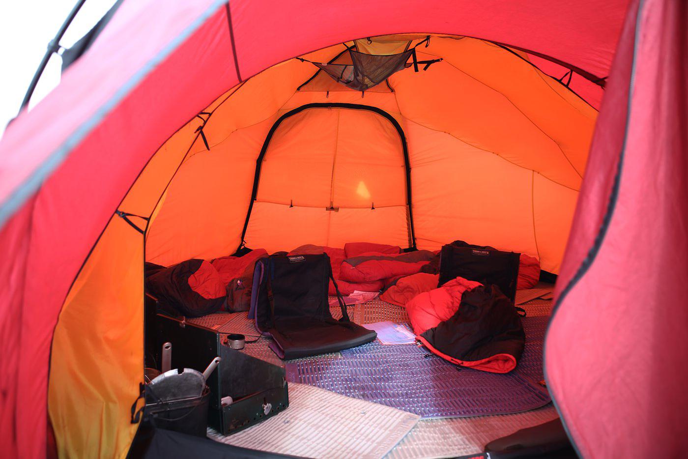 В такую палатку запросто помещается 12 человек.