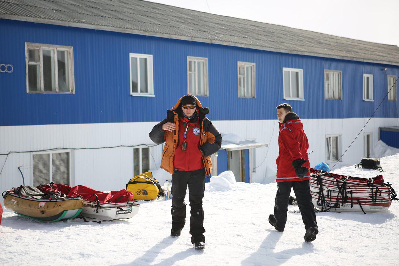 Участникам экспедиции приходилось тащить за собой специальные сани с грузом.